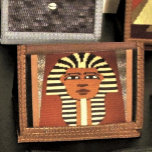 Portefeuille À 3 Volets Pharaon Brown King Tut Crochet Artistique Imprimer<br><div class="desc">Image imprimée sur porte-monnaie triplé est d'une photo d'une tapisserie originale crochet mur suspendu conçu à la main et Copyright © par le designer publié Delores Chamblin. L'image de la création artisanale unique avec l'ancien pharaon égyptien Tut dans les tons bruns de terre naturelle est reproduite sur le pli.</div>