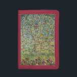 Portefeuille À 3 Volets Pommier par Gustav Klimt, Art Nouveau Vintage<br><div class="desc">Apple Tree (1912) de Gustav Klimt est une peinture d'art vintage de l'époque victorienne Symbolisme. Une scène nature avec un pommier dans un verger sur une ferme aux fruits mûrs et aux fleurs de pommes. Le jardin fleuri est fleuri et fleuri. À propos de l'artiste : Gustav Klimt (1862-1918) était...</div>