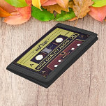 Portefeuille À 3 Volets Pop Art Cassette Tape Tripli Wallet - Vibes rétro<br><div class="desc">Redécouvrez le rythme de votre vie avec notre Porte-Bande Triplé Pop Art Cassette. Ce design dynamique et rétro allie nostalgie et modernité, transformant un accessoire quotidien en pièce d'art. Gardez votre essentiel en sécurité dans le style tout en déclenchant des conversations significatives. Parfait pour les amateurs de musique, ce porte-monnaie...</div>
