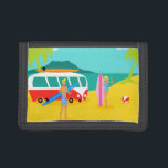 Portefeuille À 3 Volets Porte-monnaie en nylon Retro Surfer Couple<br><div class="desc">Chaque jour peut être une journée à la plage avec ce Retro Surfer Couple Portefeuille en Nylon. Le style des années 60, design minimaliste, est doté d'un amoureux du soleil et d'un couple à la recherche de sensations fortes, prêts à prendre une vague. Le cadre est une oasis tropicale et...</div>