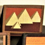 Portefeuille À 3 Volets Pyramides de rouille beige naturelle Crochet artis<br><div class="desc">Image imprimée sur porte-monnaie triplé est d'une photo d'une tapisserie originale crochet mur suspendu conçu à la main et Copyright © par le designer publié Delores Chamblin. L'image de la création artisanale unique avec pyramides égyptiennes formes géométriques dans les couleurs naturelles chaudes de la terre est reproduite sur le pli....</div>