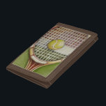 Portefeuille À 3 Volets Raquette de tennis avec la boule s'étendant sur la<br><div class="desc">Appréciez un peu de tennis avec cette scène peinte par le harpiste d'Ethan. Une raquette bien piquée avec une boule se reposant sur le milieu,  vous juste voulez le prendre,  vous dirigez à votre cour locale et jouez un jeu. Achetez votre copie de cette copie aujourd'hui !</div>