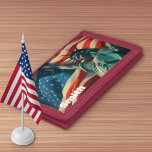 Portefeuille À 3 Volets Statue de la Liberté avec drapeau américain Person<br><div class="desc">Votre nom avec la Statue de la Liberté tenant son flambeau devant le drapeau américain.</div>