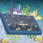 Portefeuille À 3 Volets Tapa botanique Blue Hawaii<br><div class="desc">La beauté et le charme des îles hawaïennes ne connaissent pas de frontières. C'est un endroit et une culture qui sont aimés par des millions de personnes dans le monde entier. Remplir votre maison avec Aloha ! Mon magasin présente plusieurs modèles hawaïens, dont la courtepointe hawaïenne contemporaine, les tapas traditionnels,...</div>