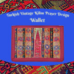 Portefeuille À 3 Volets Turc Vintage Kilim Prayer Conception du tapis<br><div class="desc">Ce design tribal aux couleurs vives est tiré d'un tapis de prière kilim vintage tissé à la main et intemporel. Le kilim a été tissé en Turquie à l'aide de teintures végétales et de laine filée à la main. Les couleurs sont le bleu vif, le bleu marine foncé, le rouge...</div>