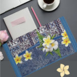 Portefeuille À 3 Volets Wallet Blue Hawaiian Tapa et Plumeria<br><div class="desc">Un design Tapa Fusion (TM) — un J Marielle Designs exclusif. C'est une impression étonnante pour bed & bath. Une tapa hawaïenne traditionnelle agrémentée d'une jolie botanique crée un style de décoration intemporel. La beauté et le charme des îles hawaïennes ne connaissent pas de frontières. C'est un endroit et une...</div>