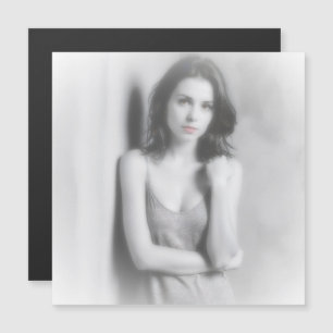 Portrait noir et blanc d'une femme brune.