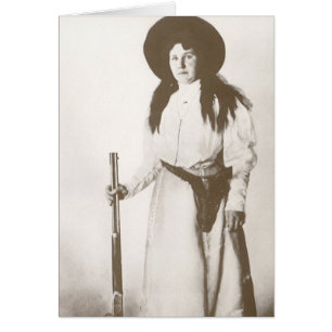 Portrait photo d'une cowgirl tenant un fusil, v. 1