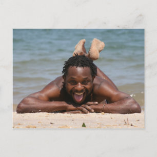 Pose sur la carte postale de la plage