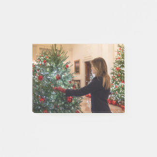 Post-it® Atout de Melania décorant l'arbre de Noël