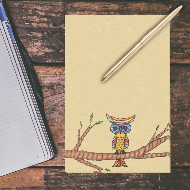 Post-it® Branche d'arbre à hibou coloré (Colourful fantasy owl big blue eyes sitting on tree branch with leaves on tan big post it notes.)