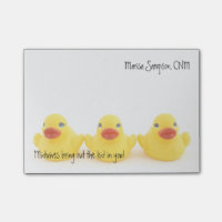 Canards jaunes de sages-femmes avec le nom