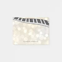Clavier de piano moderne sur l'or Bokeh,