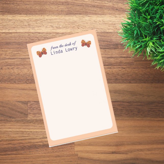 Post-it® Du bureau du papillon orange (From the desk of post it notes with orange butterflies.)