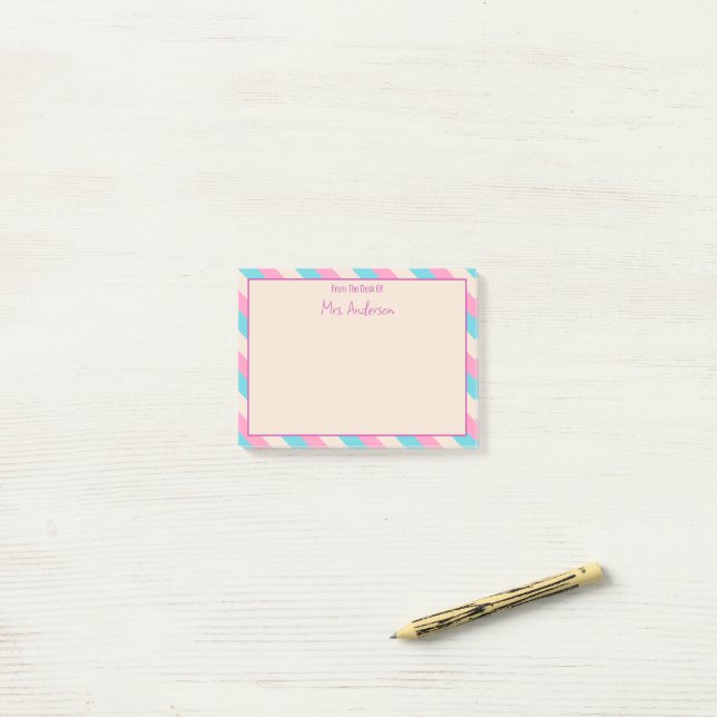 Post-it® Du Bureau Du Professeur Nom Pink Blue Stripes (Sur un bureau)