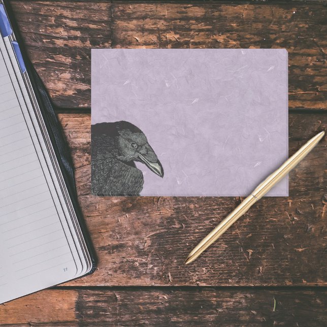 Post-it® Éffrayant Corbeau noir corbeau visage (Head and face of a black crow on pretty marbled look purple post it notes.)