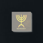 Post-it® Flamme de Menorah<br><div class="desc">Un rendu numérique brun et or de la menorah juive à sept branches (hébreu : מְ נ וֹ רָ ‎). Customisez en ajoutant votre propre texte. La menorah à sept branches, utilisée dans le sanctuaire portatif mis en place par Moïse dans le désert et plus tard dans le Temple de...</div>