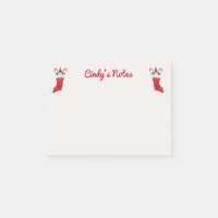 Gnomes mignons portant des Casquettes rouges dans 