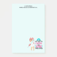 Infirmière amusante qui dit avec une grande aiguil