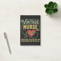 Infirmière vintage sait plus qu'elle ne le dit