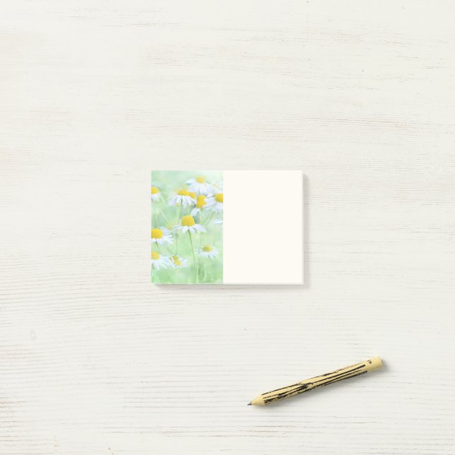Post-it® Jolies marguerites dans une photo de terrain (Sur un bureau)