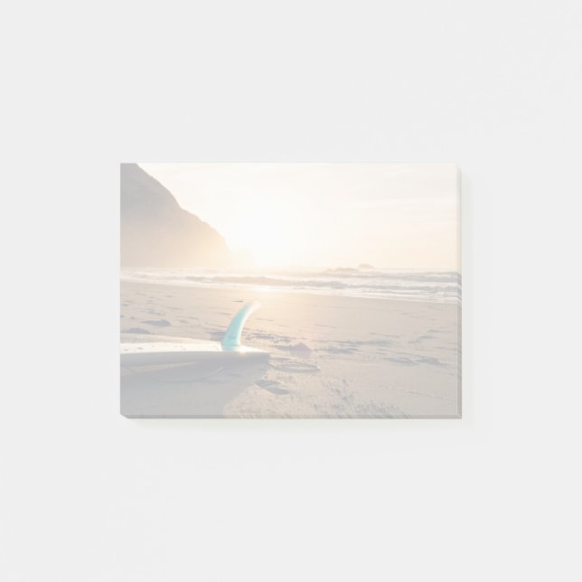 Post-it® La planche de surf s'étend sur la plage pendant (Devant)