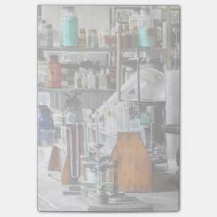 Post-it® Laboratoire de Chem avec les tubes et la cornue à