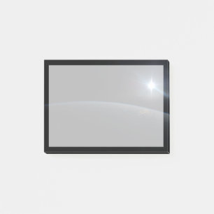 Post-it® Le Soleil qui s'installe sur l'horizon terrestre.