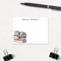 Nap de chat personnalisé sur pile de livres