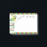 Post-it® Note de l'enseignant avec un ver de livre<br><div class="desc">Cette tablette Post-it® présente un graphique de joli ver de livres assis sur le dessus d'une pile de livres. La note Post-it® est accentuée par des rayures de couleur primaire sur le dessus et le dessous. Le haut du pavé indique "A NOTE FROM" avec du texte personnalisable pour le nom...</div>