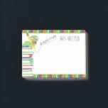 Post-it® Note de l'enseignant avec un ver de livre<br><div class="desc">Cette tablette Post-it® présente un graphique de joli ver de livres assis sur le dessus d'une pile de livres. La note Post-it® est accentuée par des rayures de couleur primaire sur le dessus et le dessous. Le haut du pavé indique "A NOTE FROM" avec du texte personnalisable pour le nom...</div>