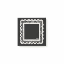 Notes noires avec garniture de napperon blanc