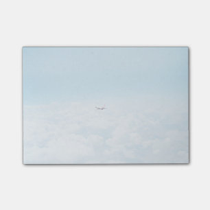 Post-it® Orienté plat, un avion vole en cieux bleus