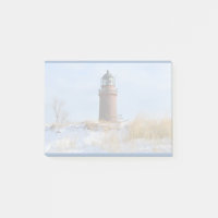Phare de Sturdy sur une côte rocheuse en hiver