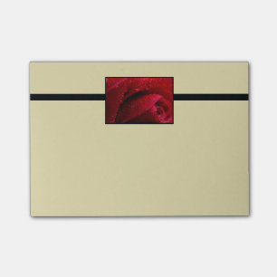 Post-it® Rose de macro rouge avec gouttelettes d'eau