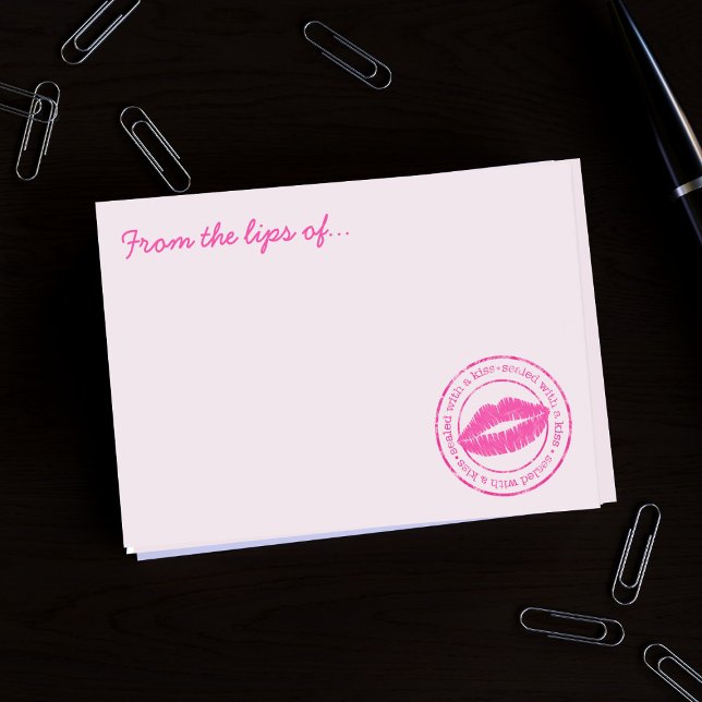 Post-it® Scellé avec les lèvres rose baiser Nom personnalis (Pink post it notes with a faux stamp that says sealed with a kiss. Just add your name)