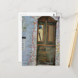 Postale Carte avec oiseau dans un collage de commode