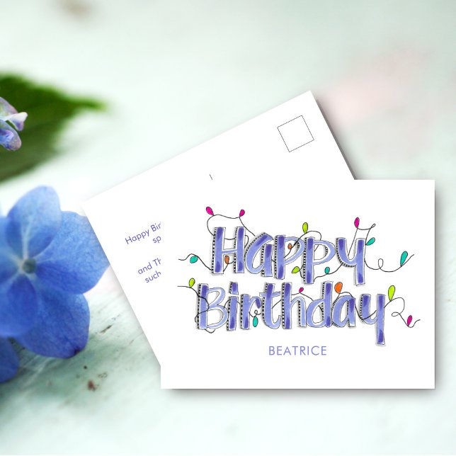 Postale Carte de vœux Hand Lettered bleu poussiéreux Joyeu (Happy Birthday Dusty Blue Post Card)