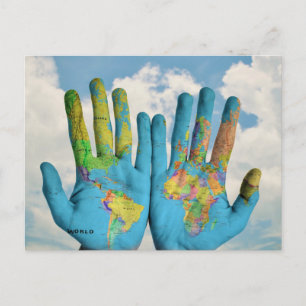 Postale Carte du monde peint en couleurs dans les mains, p