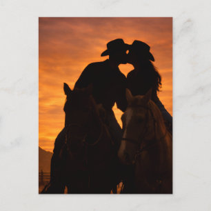 Postale Couple de cow-boys au coucher du soleil sur carte