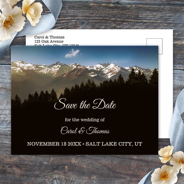 Postale Faire-part Pine Tree Mountains Enregistrer la date Carte post (Save the Date postcard featuring a painting of pine trees with snow capped mountains)