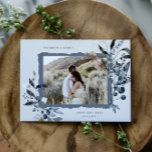Postale Frosty Winter Floral Enregistrer La Date Carte Pos<br><div class="desc">Notre collection de Mariages floraux d'hiver "Frosty" est composée de fleurs d'aquarelle bleu acier associées à des monogrammes personnalisés et à une typographie élégante sur différentes couleurs arrière - plans. Consultez notre magasin pour plus d'articles de cette collection.</div>