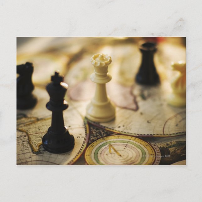 Postale Pièces d'échecs sur la carte de Vieux Monde (Devant)