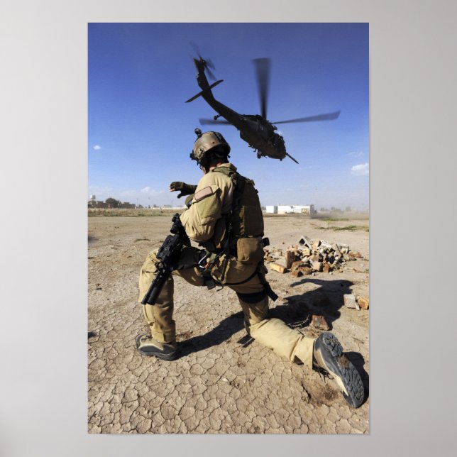 Poster A soldier conducts security for an HH-60 (Devant)