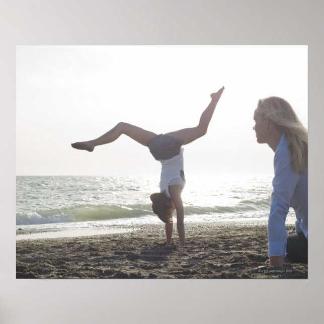 Poster Adolescente fille fait un exploit de gymnastique,  (Devant)
