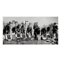 Agents d'interdiction détruisant l'alcool illégal 