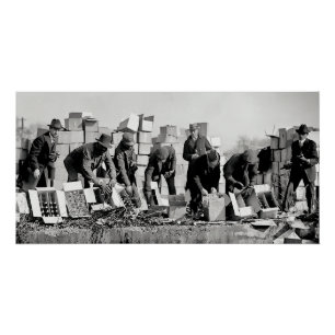 Poster Agents d'interdiction détruisant l'alcool illégal 