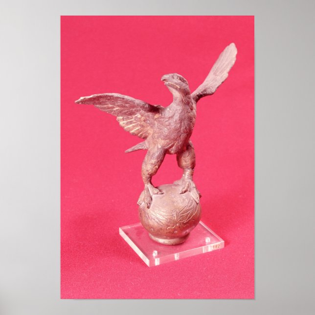 Poster Aigle avec ailes étalées sur une boule (Devant)