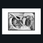 Poster Amelia Earhart et son hélice électrique<br><div class="desc">La célèbre aviatrix et son cher Electra moteur en noir et blanc nostalgique</div>