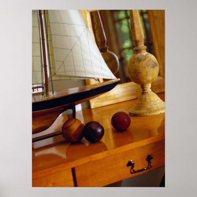 Poster Balle Antique Sur Table Par Un Modèle De Voilier (Devant)